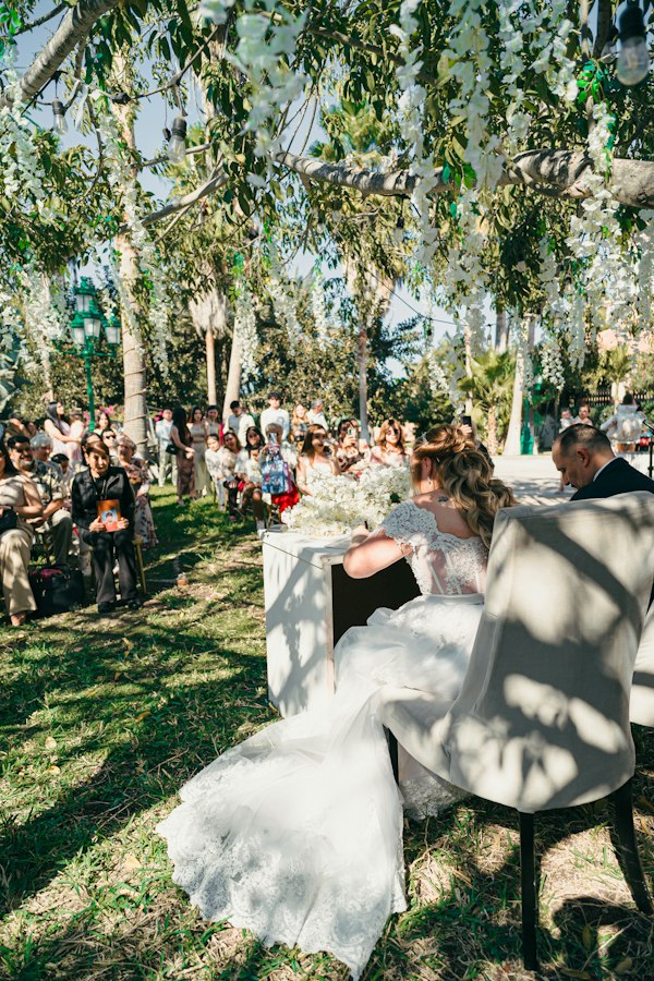 Ceremonia de boda al aire libre entre árboles