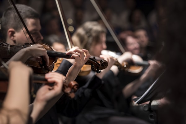 Violinistas interpretando en un concierto