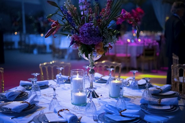 Mesa elegante de evento con velas y flores