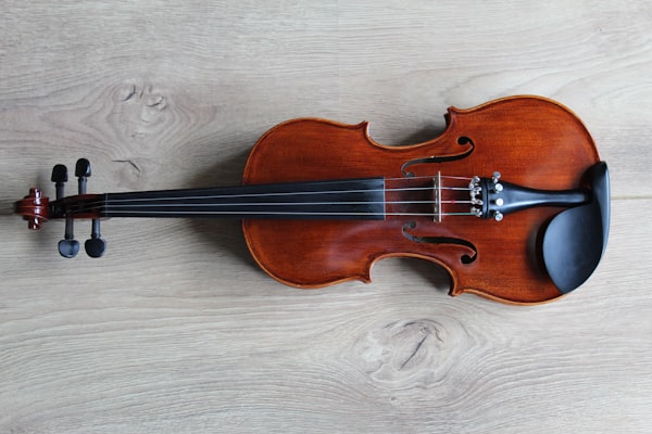 Detalle de un violín sobre una mesa de madera