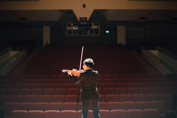 Violinista amenizando un evento sobre un escenario