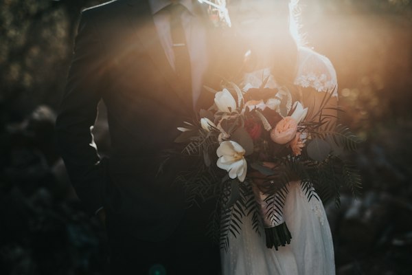 Pareja de novios en su ceremonia de boda