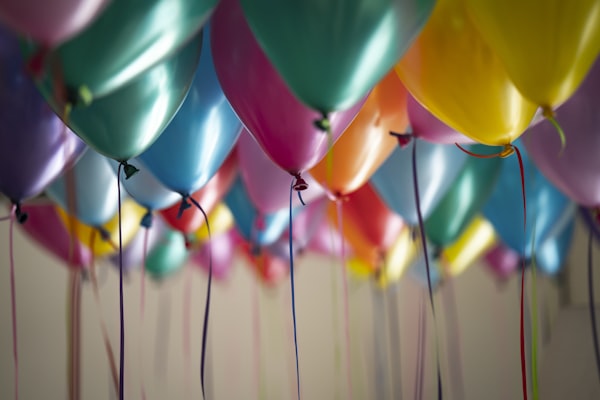 Celebración de cumpleaños elegante con globos